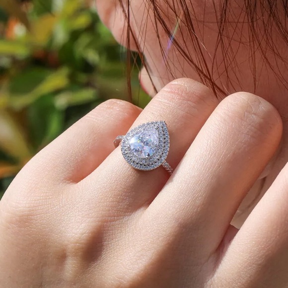 PRINCESS CUT PROMISE RING - Picture 10 of 11